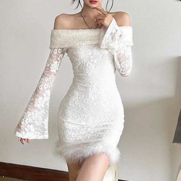 Vestido mini de encaje de plumas con mangas acampanadas y hombros descubiertos 