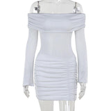 Mini-robe froncée à manches longues et épaules dénudées 