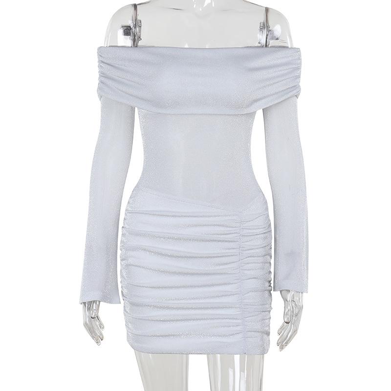 Mini-robe froncée à manches longues et épaules dénudées 
