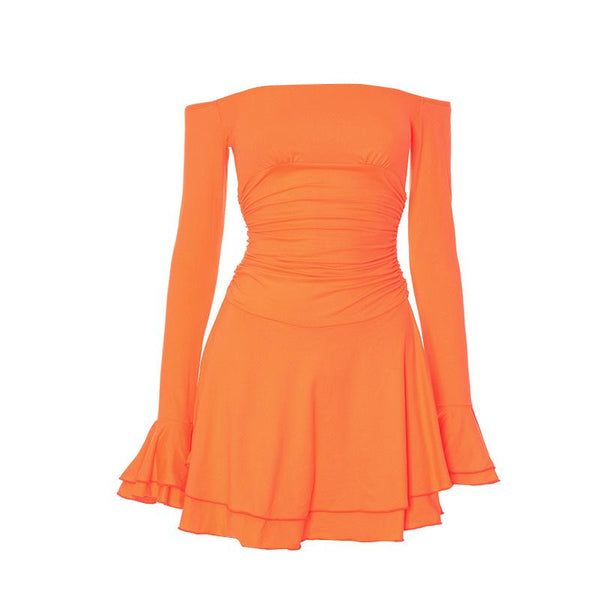 Vestido mini con volantes fruncidos, mangas acampanadas y hombros descubiertos 