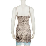 Vestido mini de tirantes finos con escote en V y dobladillo de encaje y estampado de leopardo 