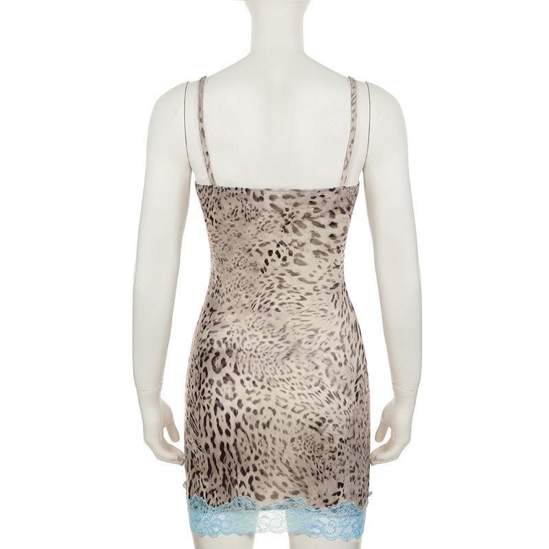 Vestido mini de tirantes finos con escote en V y dobladillo de encaje y estampado de leopardo 