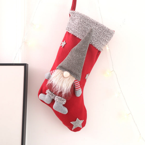 Décoration de chaussettes en appliques de poupées sans visage et duveteuses