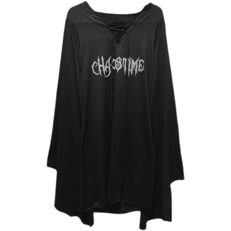 Vestido mini con cuello en V, estampado de letras y mangas largas acampanadas con cordones 