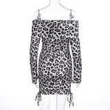 Vestido mini fruncido con hombros descubiertos y estampado de leopardo de manga larga 