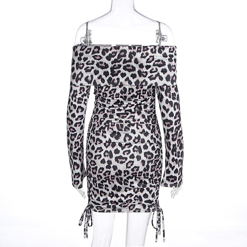 Vestido mini fruncido con hombros descubiertos y estampado de leopardo de manga larga 