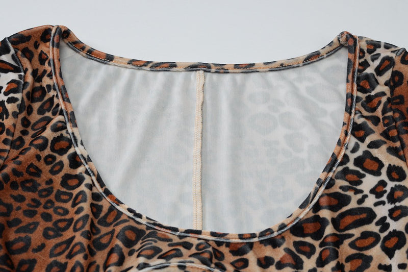 Vestido largo de manga larga con estampado de leopardo y escote en U calado 