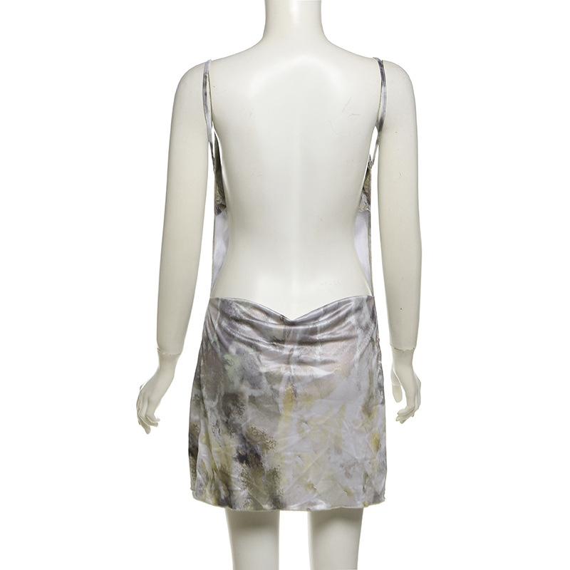 Mini-robe camisole contrastée à imprimé col bénitier et dos nu 