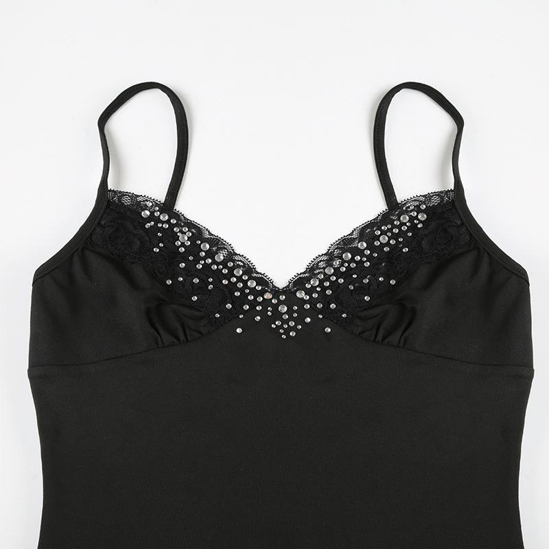 Haut camisole dos nu à col en V et ourlet en dentelle perlée 