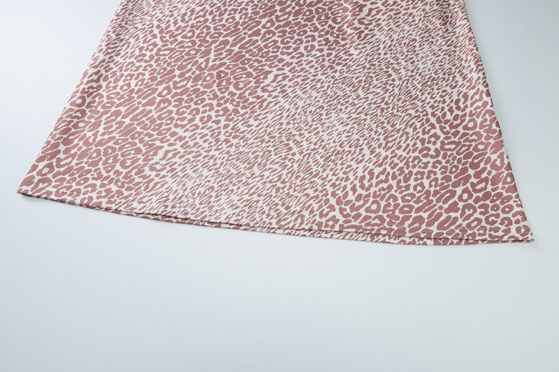 Vestido largo con estampado de leopardo en contraste y cuello halter irregular 