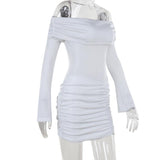 Mini-robe froncée à manches longues et épaules dénudées 