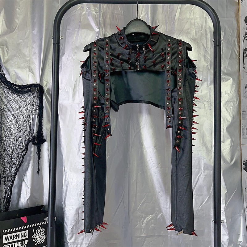 Conjunto de minifalda plisada con cremallera y apliques de remaches de cuero PU 
