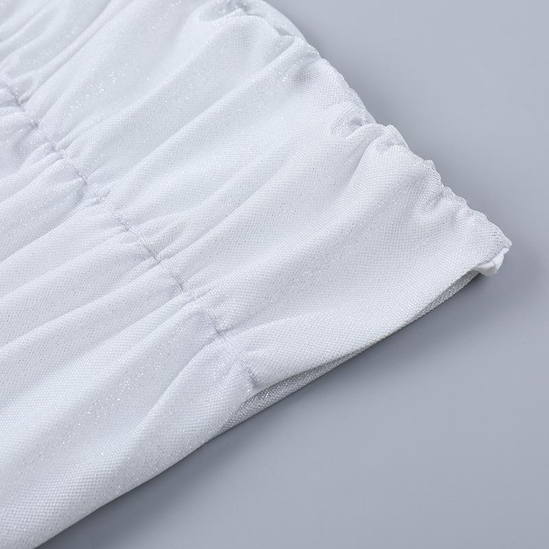 Mini-robe froncée à manches longues et épaules dénudées 