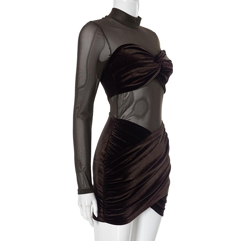 Mini-robe froncée en velours à manches longues et col haut 