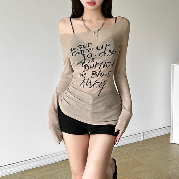 Top fruncido con estampado de letras, cuello redondo y manga larga 