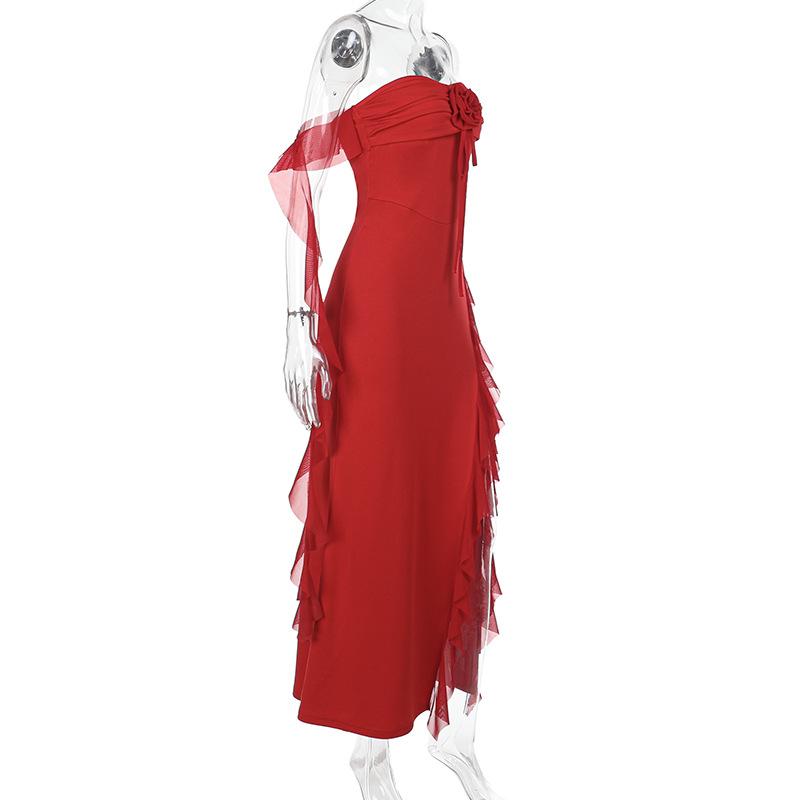 Robe longue froncée à volants et fente avec appliques de fleurs 