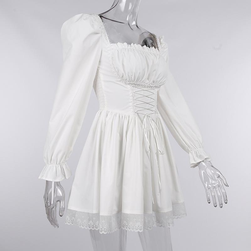 Mini-robe à manches longues, smockée, à lacets et ourlet en dentelle 
