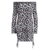 Vestido mini fruncido con hombros descubiertos y estampado de leopardo de manga larga 