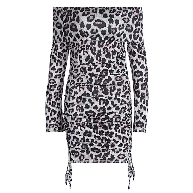 Vestido mini fruncido con hombros descubiertos y estampado de leopardo de manga larga 