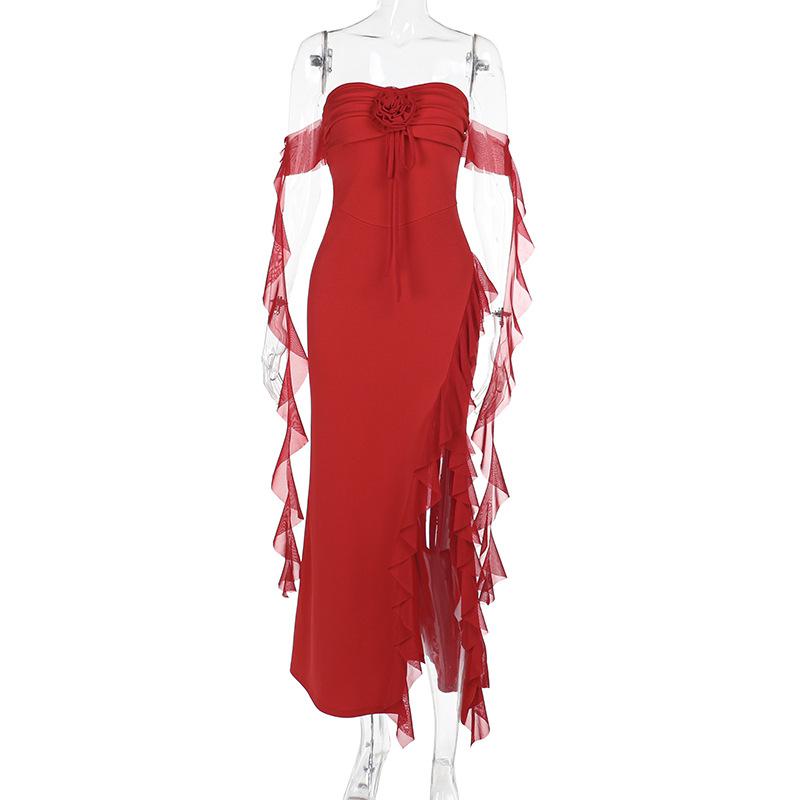 Robe longue froncée à volants et fente avec appliques de fleurs 