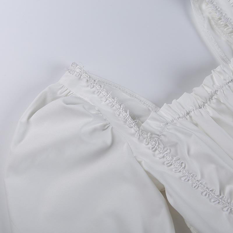 Mini-robe à manches longues, smockée, à lacets et ourlet en dentelle 