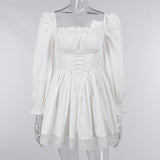 Mini-robe à manches longues, smockée, à lacets et ourlet en dentelle 