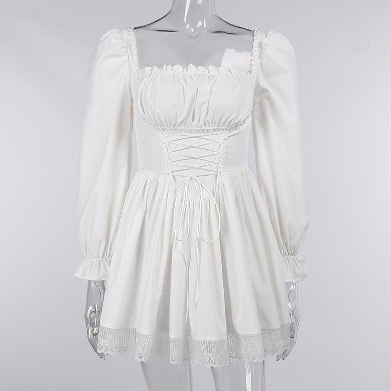 Mini-robe à manches longues, smockée, à lacets et ourlet en dentelle 