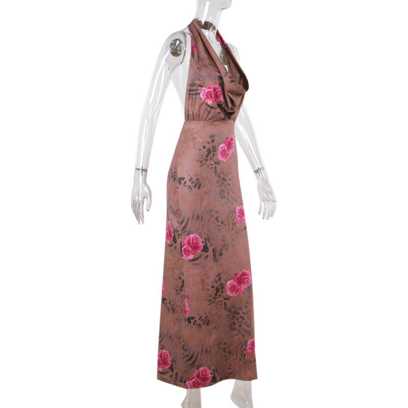 Robe longue froncée à imprimé fleuri et col bénitier 