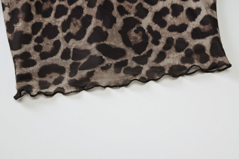 Top con volantes y estampado de leopardo con hombros descubiertos y manga larga 