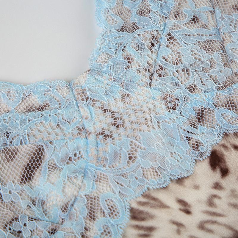 Vestido mini de tirantes finos con escote en V y dobladillo de encaje y estampado de leopardo 