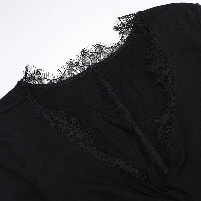Robe longue froncée à manches longues et col en V avec ourlet en dentelle 