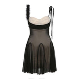 Mini-robe camisole à col en V en maille à nouer soi-même avec plumes 