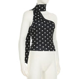 Top de un hombro sin espalda con cuello halter y lunares irregulares 
