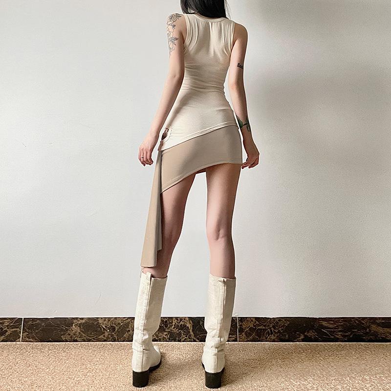 Top liso sin mangas con cuello redondo, irregular y calado 