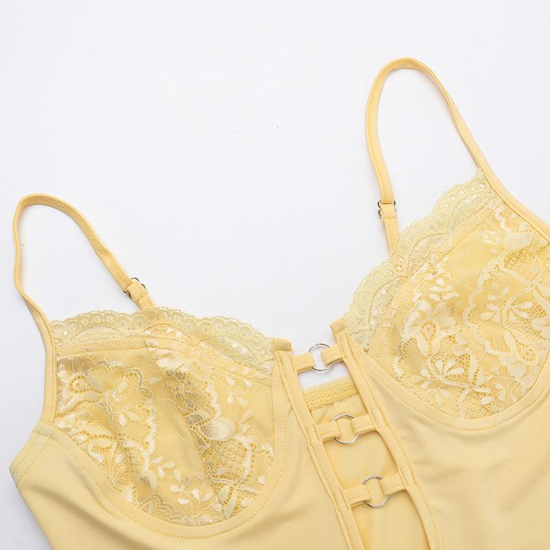 Conjunto de minifalda fruncida con dobladillo de encaje y escote en V calado 