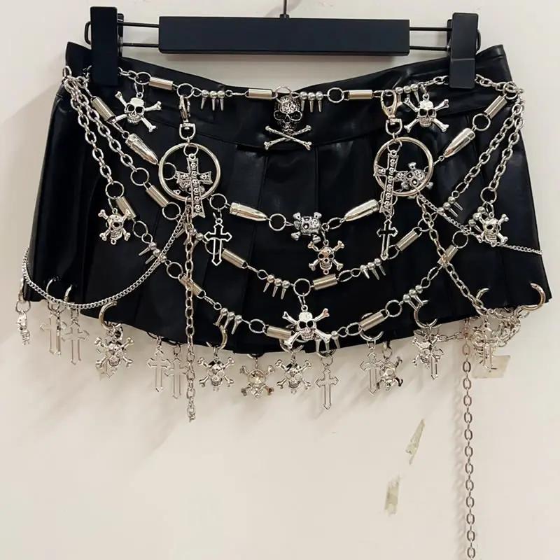 Minifalda plisada con apliques de calavera y anilla de cadena metálica 