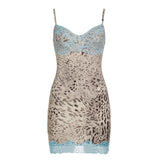 Vestido mini de tirantes finos con escote en V y dobladillo de encaje y estampado de leopardo 