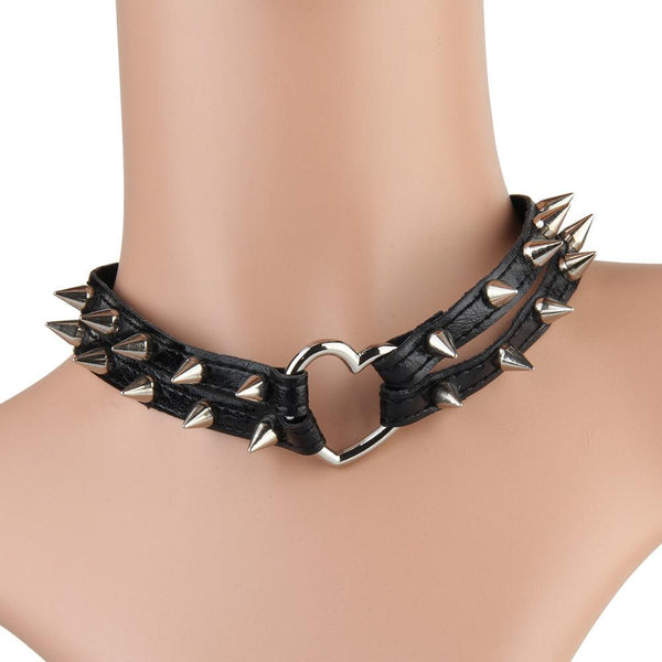 Collier ras du cou en cuir PU avec rivets en forme de cœur