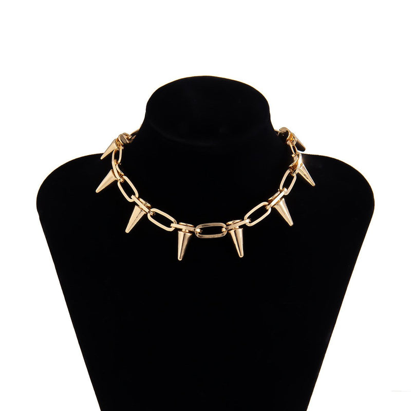 Collier ras du cou en chaîne métallique avec décor de rivets