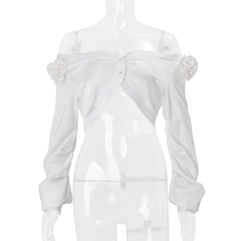Blusa de manga larga con botones y apliques de flores en los hombros 