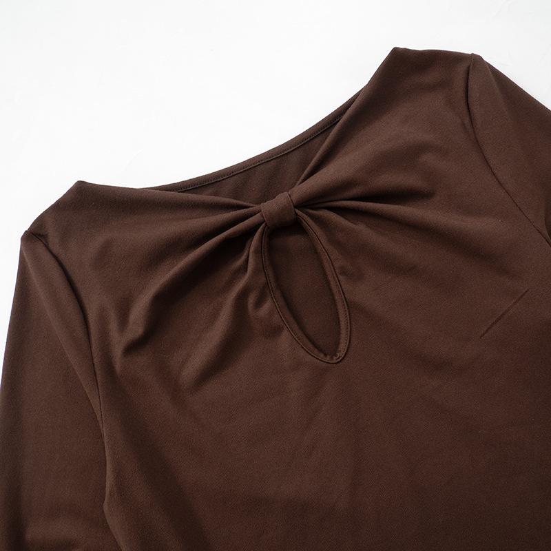 Top fruncido con cuello en V, manga larga y nudo calado 