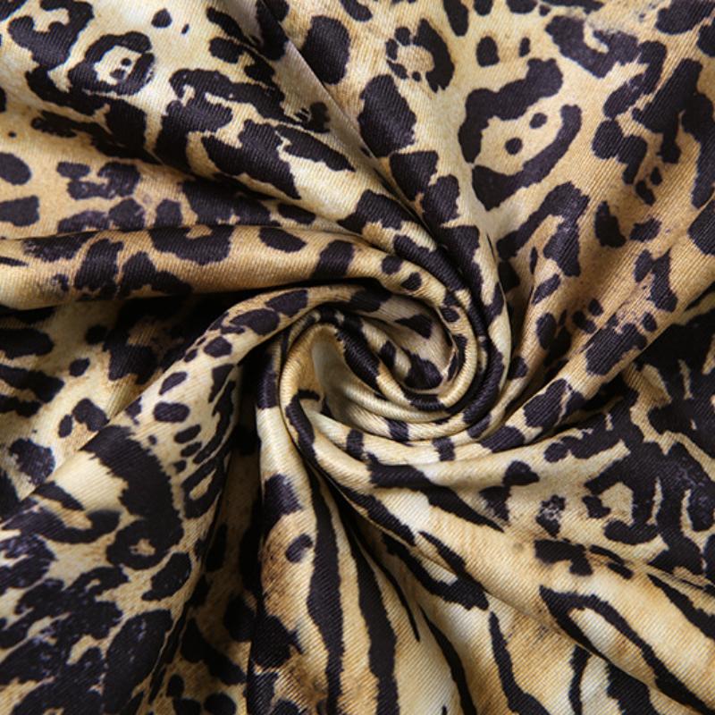 Vestido mini de tirantes finos con cuello en V, estampado de leopardo y dobladillo de encaje 