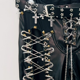 Pantalon à lacets avec chaîne en métal et applique tête de mort creuse 