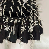 Ensemble mini-jupe plissée en cuir PU avec appliques de rivets en forme de tête de mort 