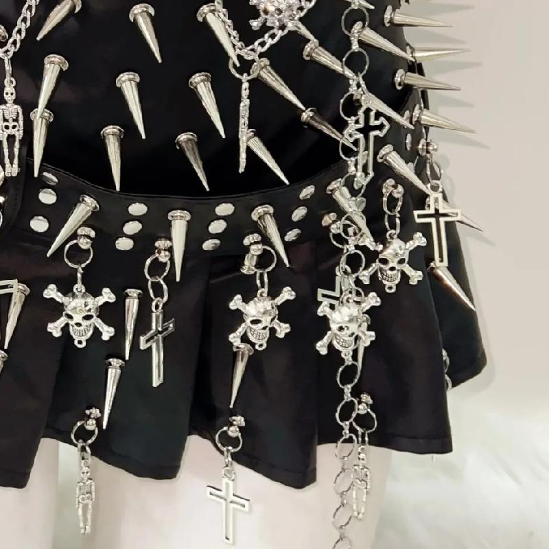 Ensemble mini-jupe plissée en cuir PU avec appliques de rivets en forme de tête de mort 