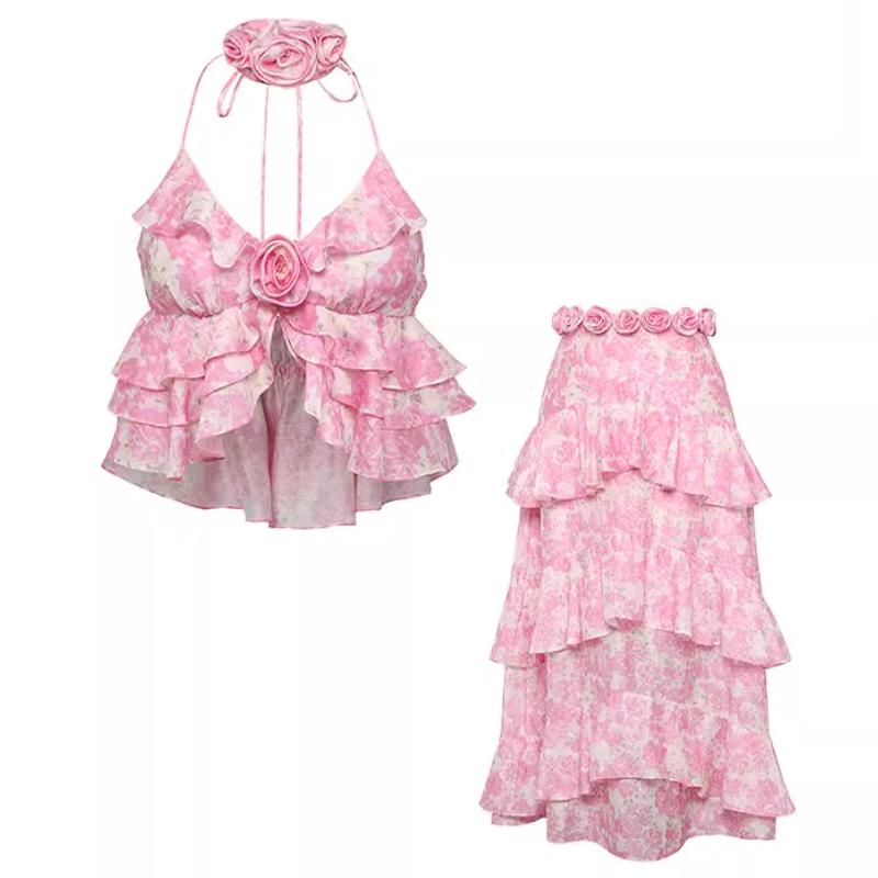 Conjunto de falda larga con volantes y apliques de flores con abertura y estampado halter 