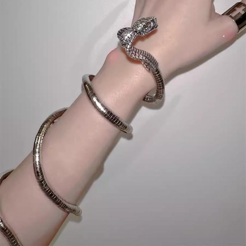 Serpentine decor gold arm cuff
