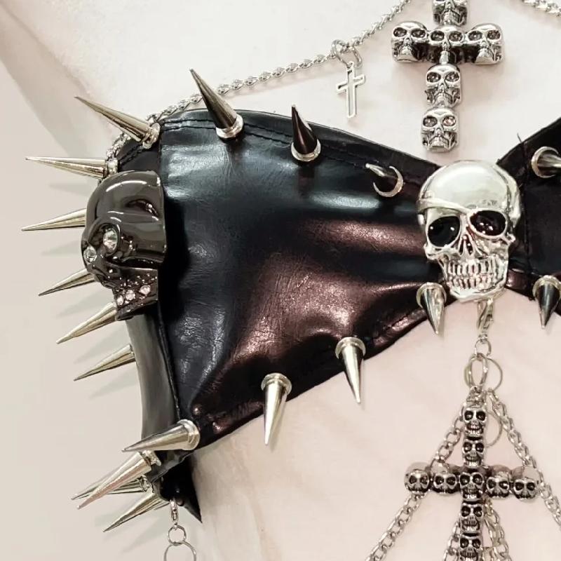 Ensemble mini-jupe plissée en cuir PU avec appliques de rivets en forme de tête de mort 