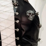 Conjunto de minifalda con apliques de calavera y cadena metálica con cordones 