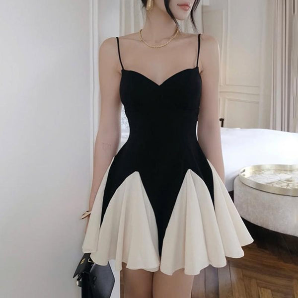 Vestido mini camisola sin espalda con volantes en contraste y cuello en V 